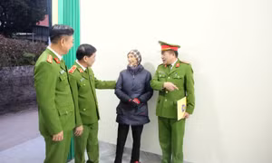 Trung đoàn CSCĐ Đông Bắc trao nhà tình thương cho phụ nữ neo đơn có hoàn cảnh khó khăn tại TX Quảng Yên