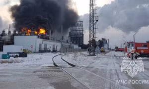 Nổ lớn ở nhà máy lọc dầu lớn nhất vùng Siberia của Nga