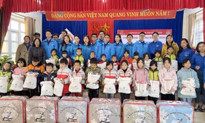 Tết ấm cho trẻ em