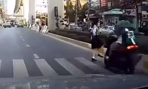 Đi mô tô đâm trúng người phụ nữ mang thai, 2 người tử vong