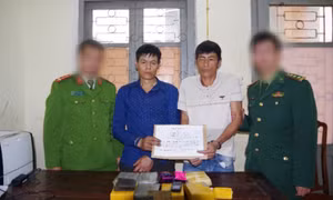 2 anh em ruột vận chuyển 12 bánh heroin và 6.000 viên ma túy tổng hợp