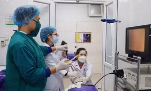 Nội soi phế quản gắp mảnh xương trong thùy phổi cụ bà 75 tuổi