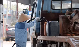 Giá dầu thế giới xuống thấp nhất một năm