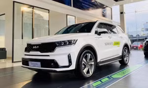 Kia Sorento mới đổ bộ đại lý Việt, giá bán khiến Hyundai Santa Fe và Toyota Fortuner ngẩn ngơ