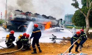 Kịp thời dập tắt đám cháy trên xe bồn chở dầu