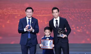 Văn Quyết đoạt giải cầu thủ hay nhất V-League 2022