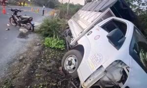 Xe tải lấn làn tông xe máy làm 2 người chết, 1 người bị thương