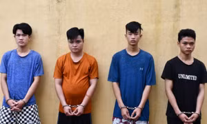 Nghi vợ nhắn tin “đò đưa”, rủ bạn chém “tình địch” nhập viện