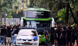 CĐV Indonesia tấn công xe buýt tuyển Thái Lan