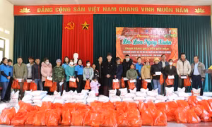 Tặng quà cho hộ nghèo, người khuyết tật tại xã Nam Sơn, huyện Ba Chẽ