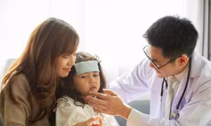 Cần phải làm gì khi trẻ sốt không rõ nguyên nhân?