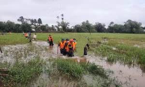 Hai cậu cháu ở TT-Huế bị lũ cuốn tử vong khi từ trường học về nhà