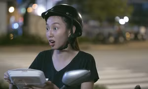 Thuỳ Tiên làm xe ôm, bán hàng rong để khám phá cuộc sống đêm Sài Gòn