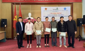 Tiên Yên: Tặng sổ bảo hiểm xã hội, thẻ bảo hiểm y tế cho người có hoàn cảnh khó khăn