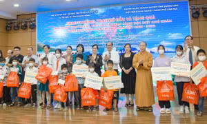 Thắp sáng ước mơ tới trường cho trẻ mồ côi, khuyết tật