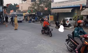 Không chấp hành hiệu lệnh, nam thanh niên đi xe máy tông bị thương 1 CSGT