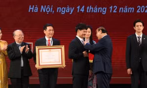 Nghệ sĩ Xuân Bắc nhận Huân chương lao động