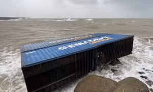 Hai container dạt vào bờ biển Quảng Ngãi 