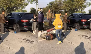 Hà Nội: Va chạm với ô tô Mercedes, người phụ nữ đi xe máy tử vong