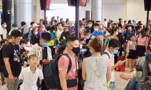 Kiểm soát giấy tờ tùy thân của khách ở cửa ra máy bay
