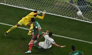 Saudi Arabia dắt tay Mexico rời World Cup