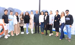 Thí sinh cuộc thi Tiếng hát hữu nghị Việt – Trung năm 2022 tham quan Vịnh Hạ Long