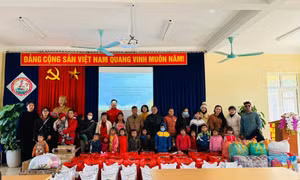 "Mùa đông yêu thương" đến với trẻ em vùng cao Hà Lâu