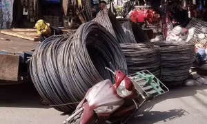 5 cuộn sắt rơi xuống đường, người phụ nữ vứt xe, nhảy ra ngoài 