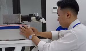 Sinh viên làm máy giảm run tay cho bệnh nhân Parkinson