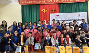 Mang Tết ấm đến với trẻ em vùng cao