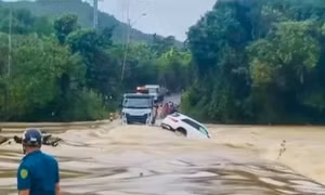 Ô tô Mercedes bị lũ cuốn trôi khi qua cầu tràn