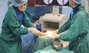 Cứu thành công cánh tay phải bé 5 tuổi đứt lìa do áo khoác cuốn vào xe máy