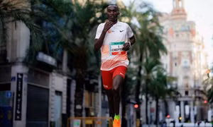 Kỷ lục gia 10.000m được bế đi hồi sức ở lần đầu thi marathon