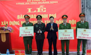 Công an Quảng Ninh: Bàn giao kinh phí xây dựng nhà nghĩa tình đồng đội