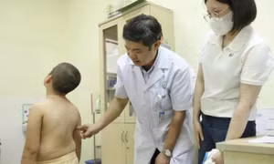 Vì sao ngày càng nhiều học sinh Việt Nam bị cong, vẹo cột sống?