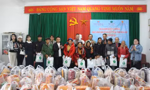 Trao tặng hàng trăm suất quà cho người khuyết tật, trẻ mồ côi, người có hoàn cảnh khó khăn