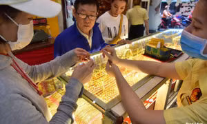 Sau thông điệp của Ngân hàng Nhà nước, người dân 'tranh nhau' bán vàng vì sợ... sập giá