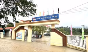 Tạm đình chỉ hiệu trưởng vụ học sinh quây cô giáo ở Tuyên Quang