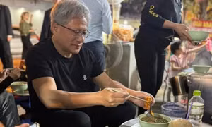 Sang Việt Nam, CEO Nvidia đi uống cafe bình dân, ăn đồ ăn vỉa hè