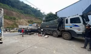 Tông vào đuôi xe tải đang đỗ ở cây xăng, 2 người tử vong