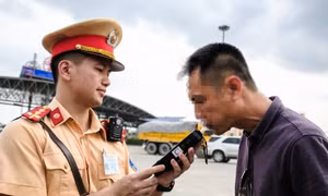 Thổi chung ống đo nồng độ cồn có lây bệnh đường hô hấp?