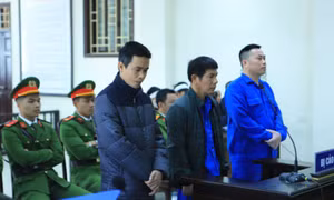 Xử 3 cựu công an Thái Bình dùng nhục hình: Người thân nạn nhân bỏ đi, tòa vẫn tuyên án