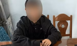 'Đạo chích' trèo lên mái nhà, phá hủy la phông đột nhập cửa hàng điện thoại