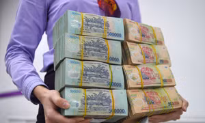 Lãi suất giảm mạnh nhưng tiền gửi vẫn tăng