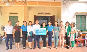 Trao hỗ trợ sửa nhà cho đoàn viên có hoàn cảnh khó khăn