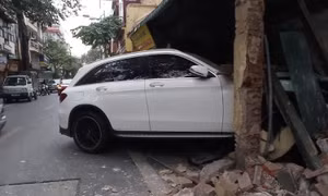 Ô tô Mercedes lao thẳng vào nhà dân trên phố cổ Hà Nội