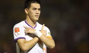 Tiến Linh đưa Bình Dương chiếm đỉnh bảng V-League