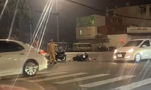 Hai xe máy đâm nhau gần cầu Yên Lệnh, hai người trọng thương