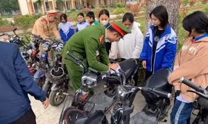 Kiểm tra đột xuất 2 trường, phát hiện 65 học sinh vi phạm luật giao thông