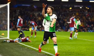 Liverpool lên đỉnh bảng Ngoại hạng Anh